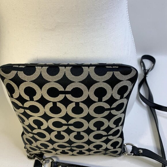 Classic **Coach** crossbody featuring the - Picture 6 of 7